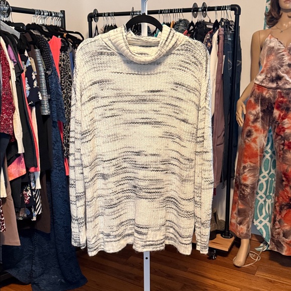 Torrid Pullover Sweater gray, and white size 2 - Picture 2 of 5